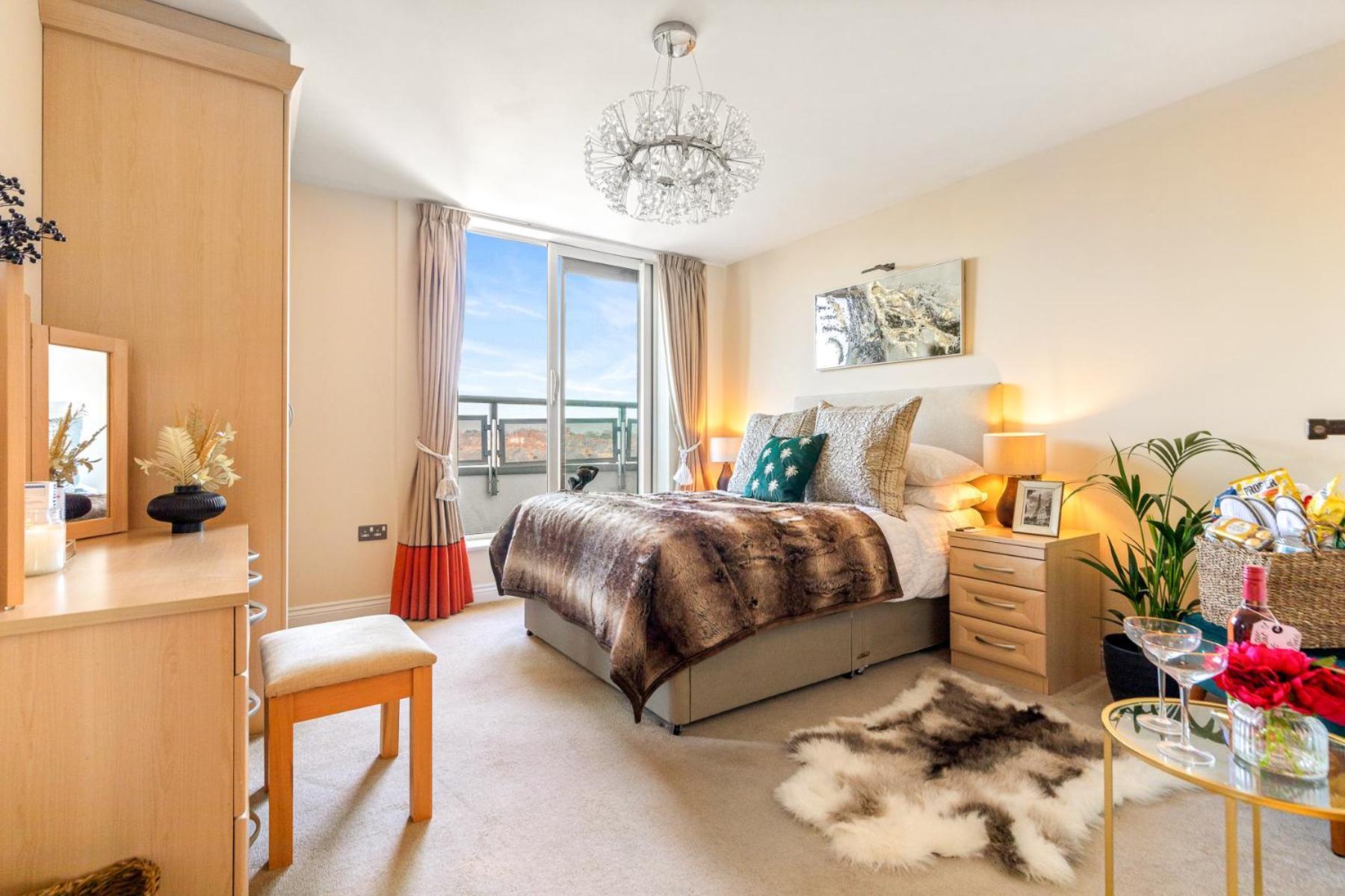 Apartment Centre Luxury Penthouse With Balcony, Terrace & Free Parking *