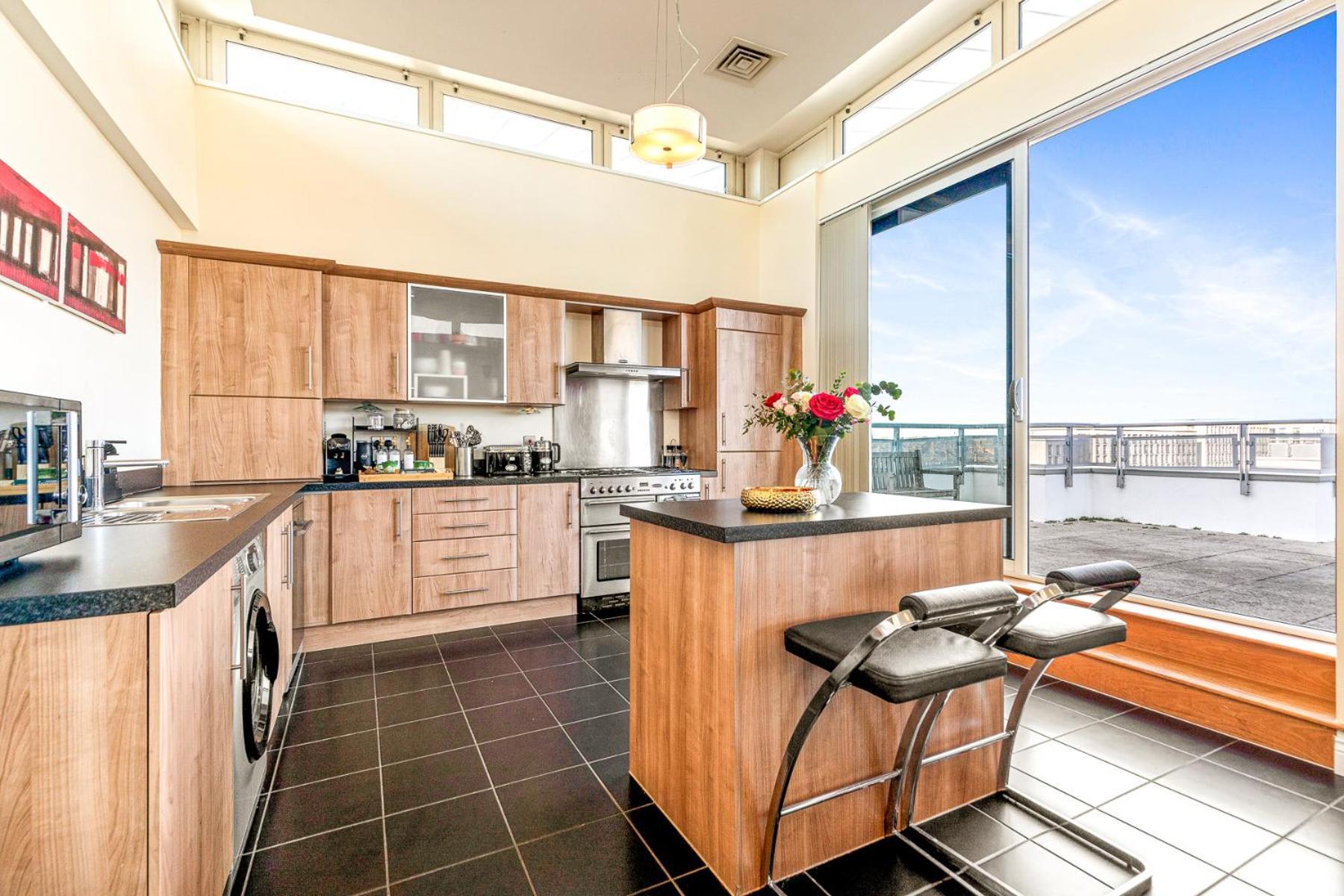 Centre Luxury Penthouse With Balcony, Terrace & Free Parking