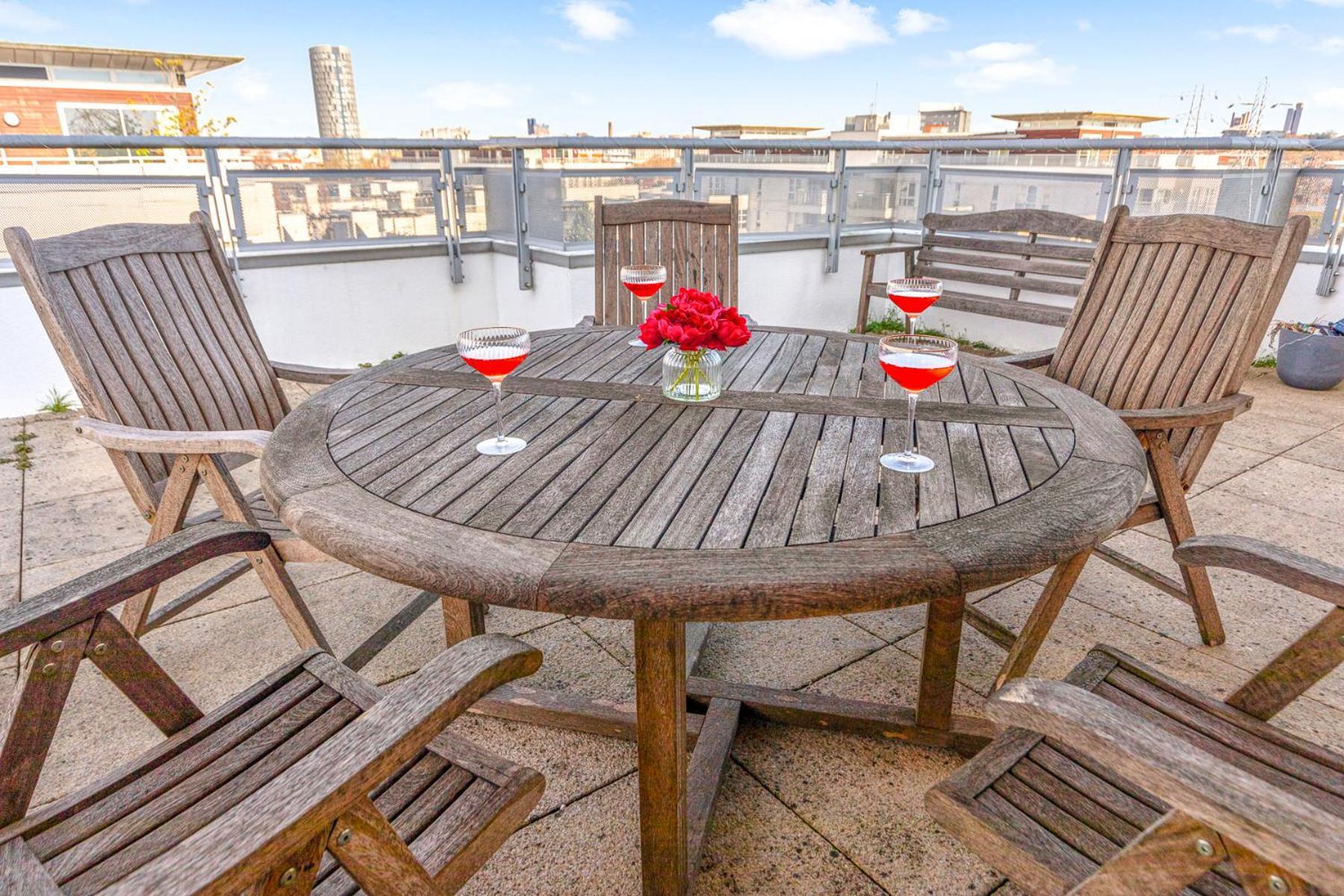 Apartment Centre Luxury Penthouse With Balcony, Terrace & Free Parking