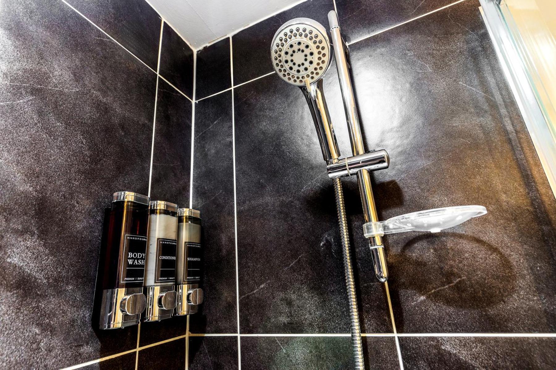Apartment Centre Luxury Penthouse With Balcony, Terrace & Free Parking *
