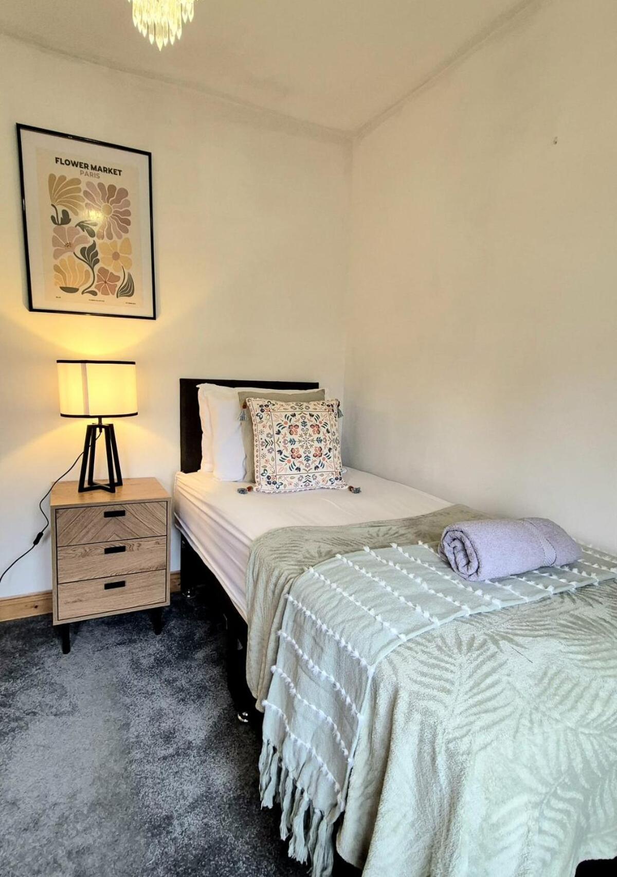 Apartment Cozy 3-bed House Near Fosse Park With Parking *