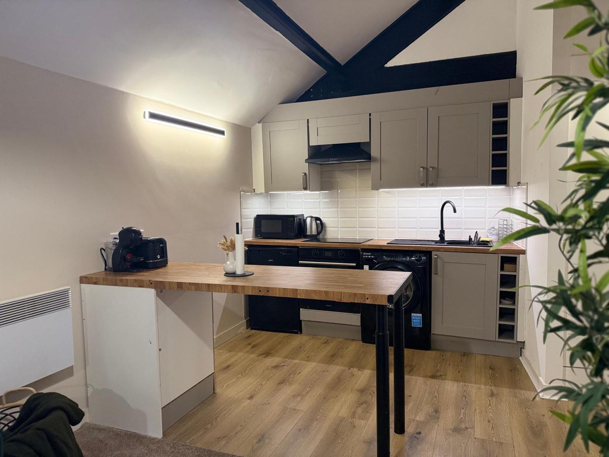 1 Bed Flat In Centre Apartment *