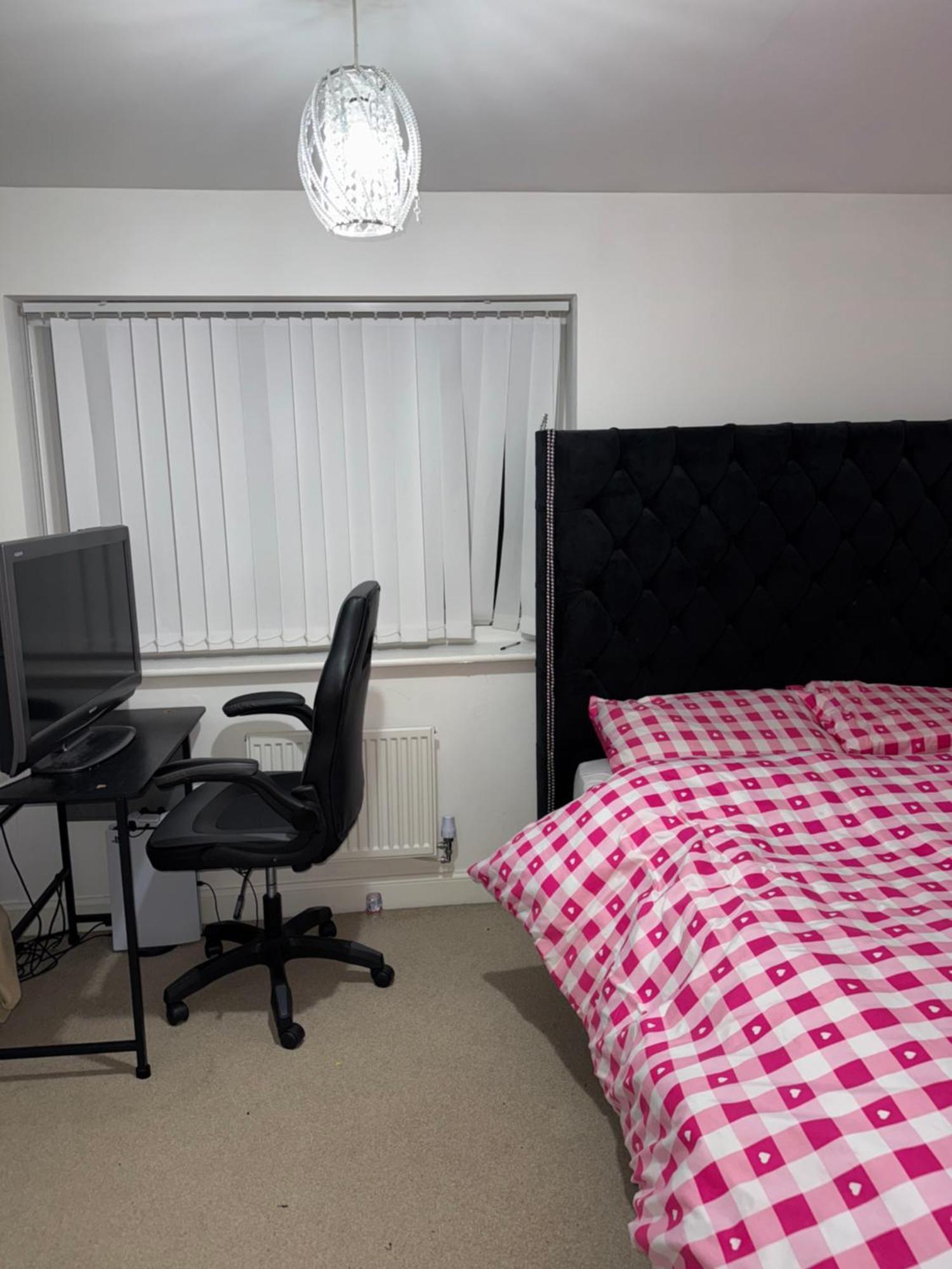 Modern En-suite Private Near Stadium & Centre Homestay Leicester