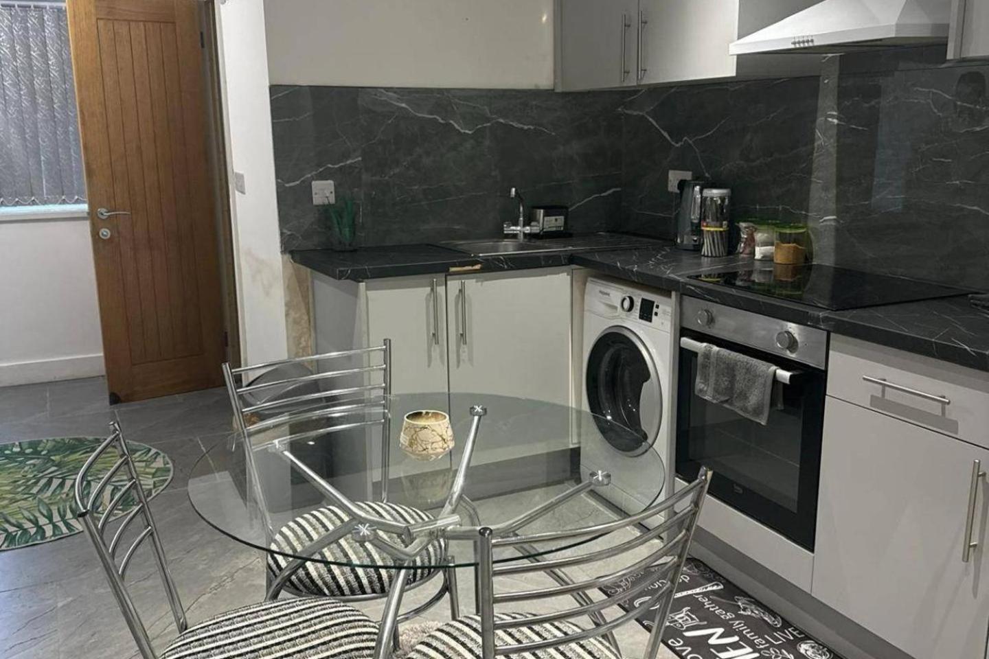 Cosy - Sleeps 5 Free Parking & Patio *