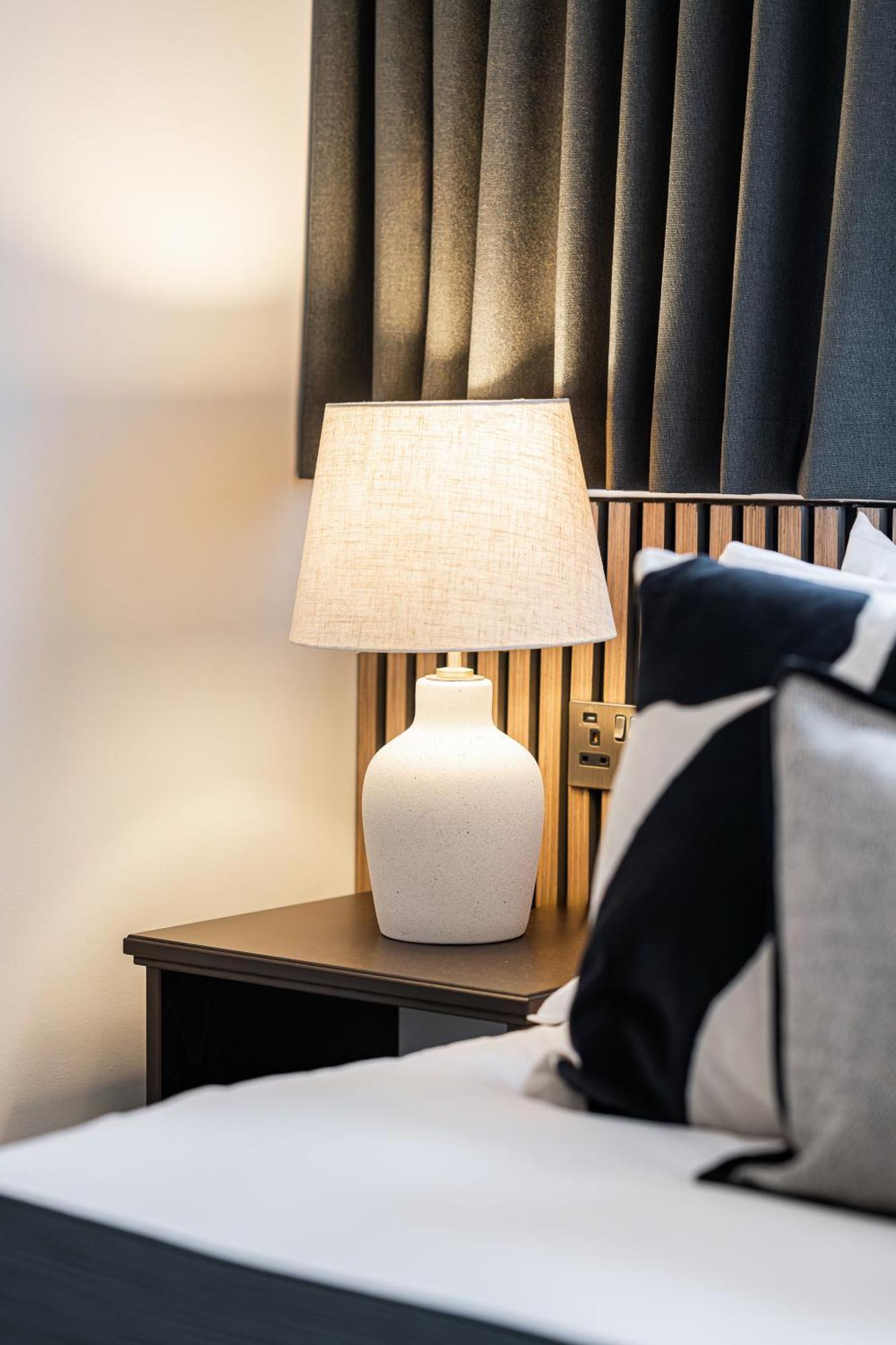 The Studio, Luxury 3 Bed With Parking Apartment