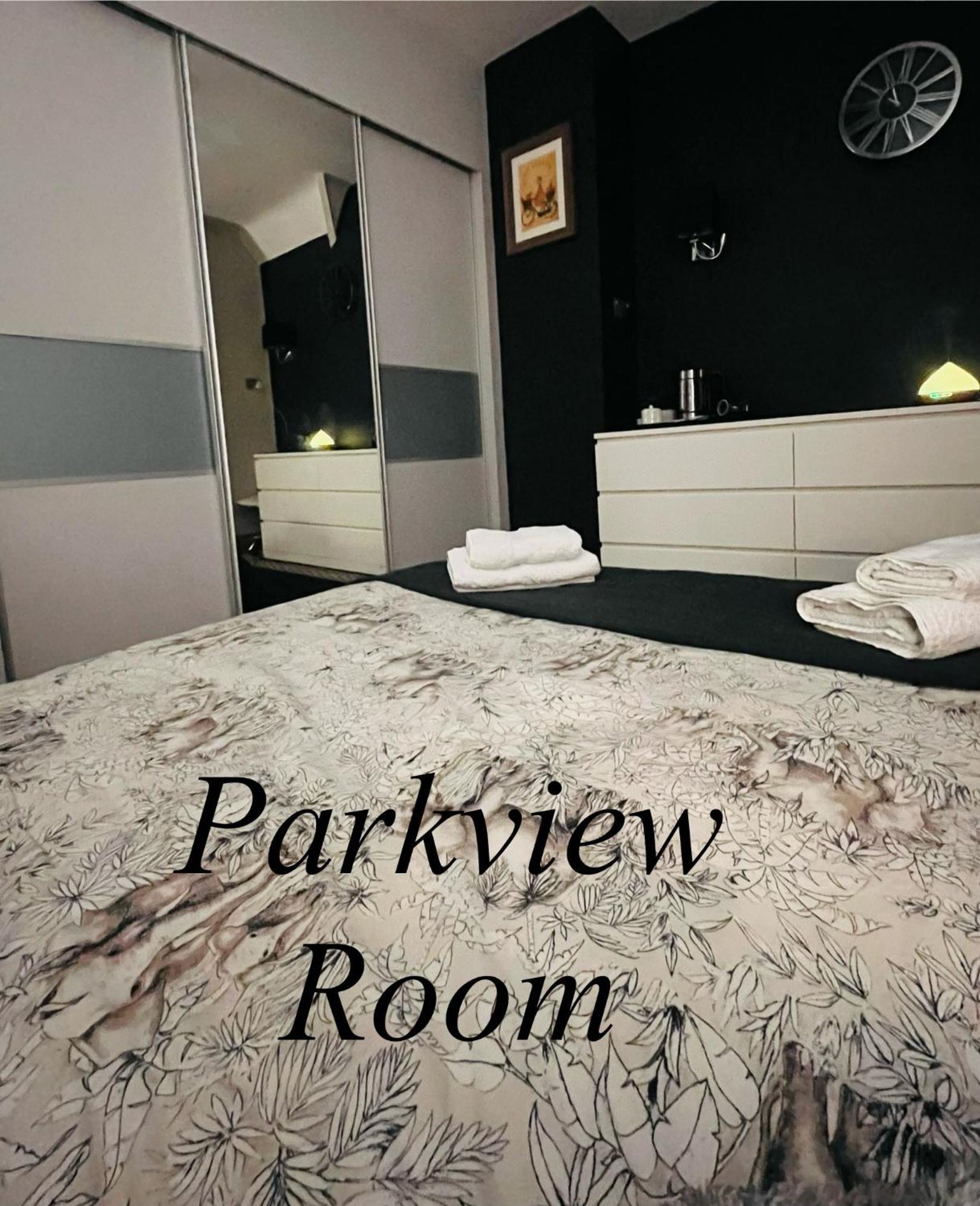 Log Sleeping Pods With Free Breakfast Parking Drinks * Leicester