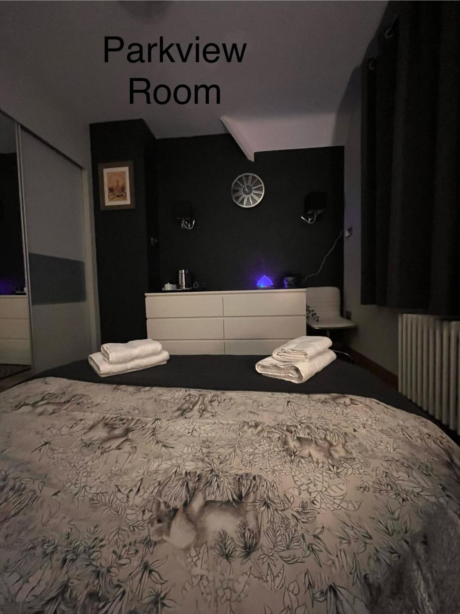 Log Sleeping Pods With Free Breakfast Parking Drinks * Leicester