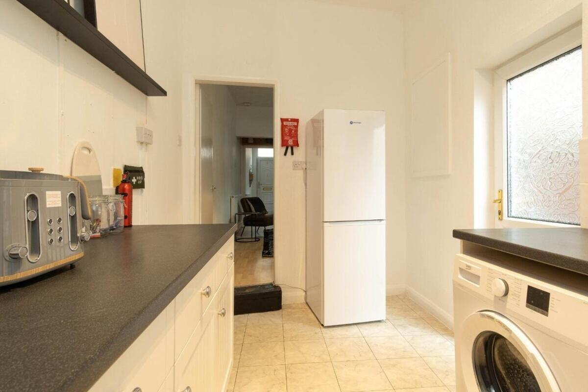 2 Bedroom By Littlepiggyrentals Short Lets & Serviced With Wi-fi, Free Parking & Outdoor Area Apartment *