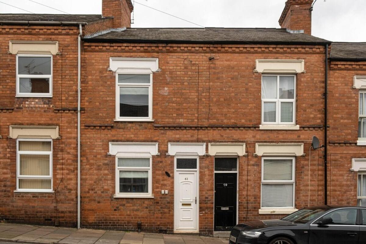 2 Bedroom By Littlepiggyrentals Short Lets & Serviced With Wi-fi, Free Parking & Outdoor Area Apartment Leicester
