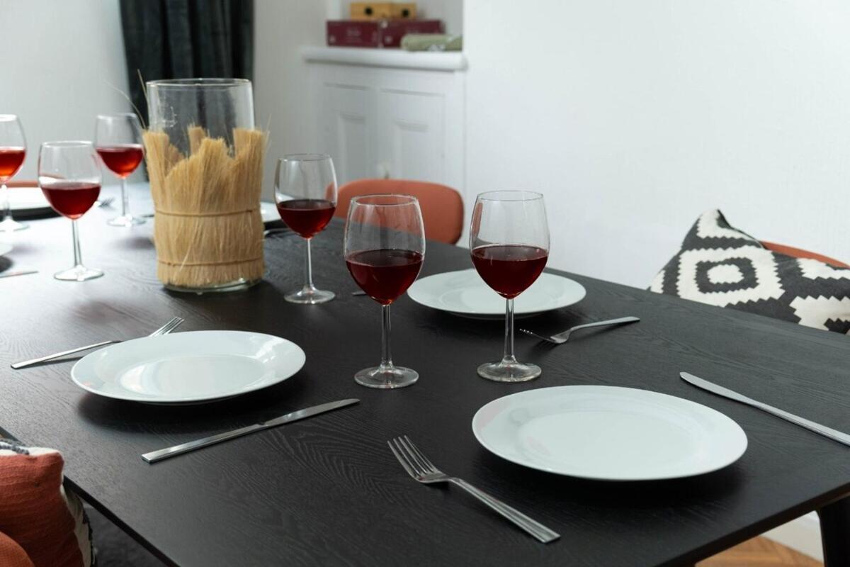 2 Bedroom By Littlepiggyrentals Short Lets & Serviced With Wi-fi, Free Parking & Outdoor Area *