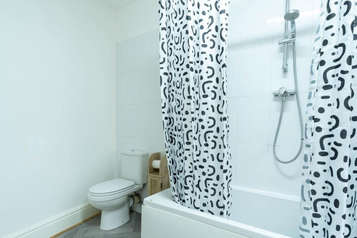 2 Bedroom By Littlepiggyrentals Short Lets & Serviced With Wi-fi, Free Parking & Outdoor Area