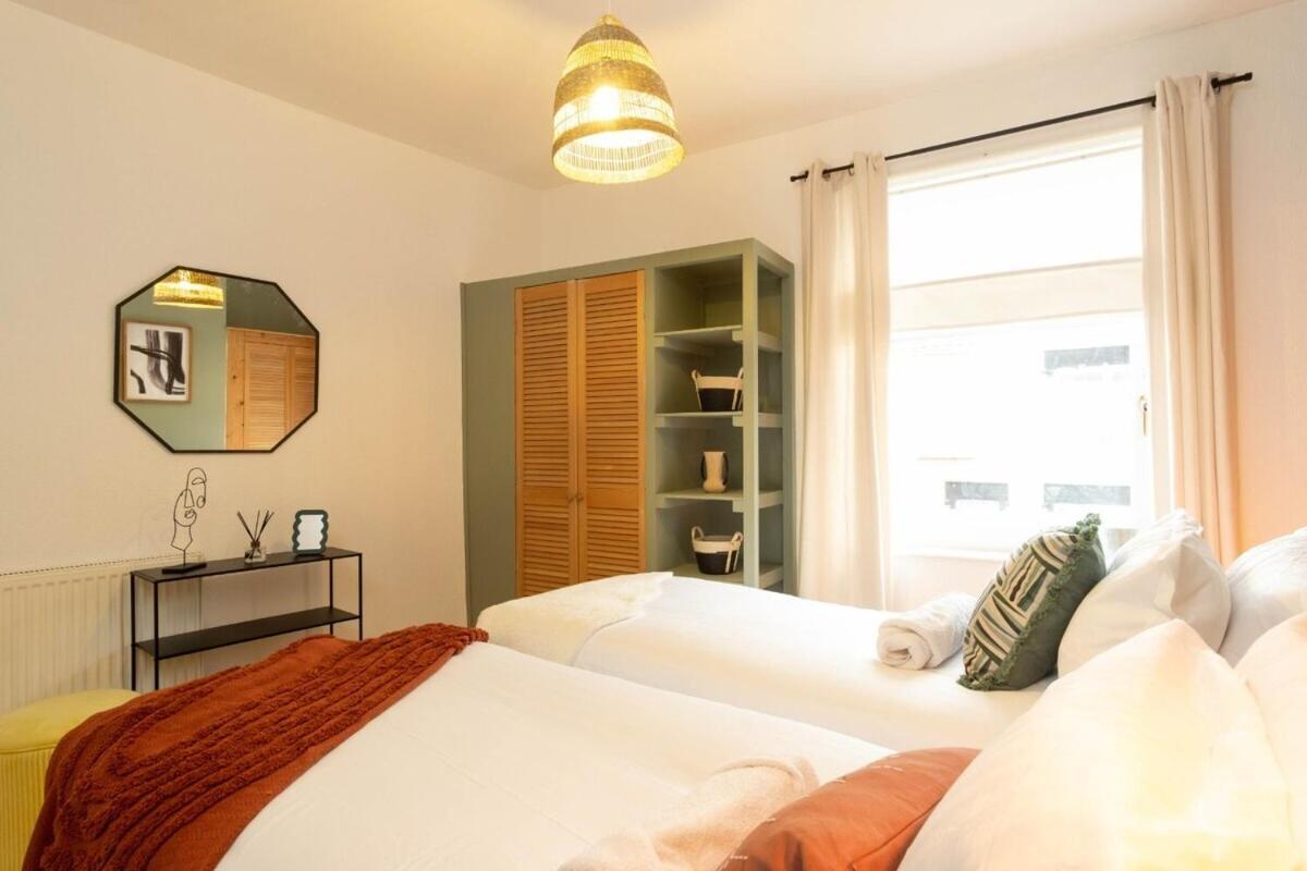 2 Bedroom By Littlepiggyrentals Short Lets & Serviced With Wi-fi, Free Parking & Outdoor Area Apartment