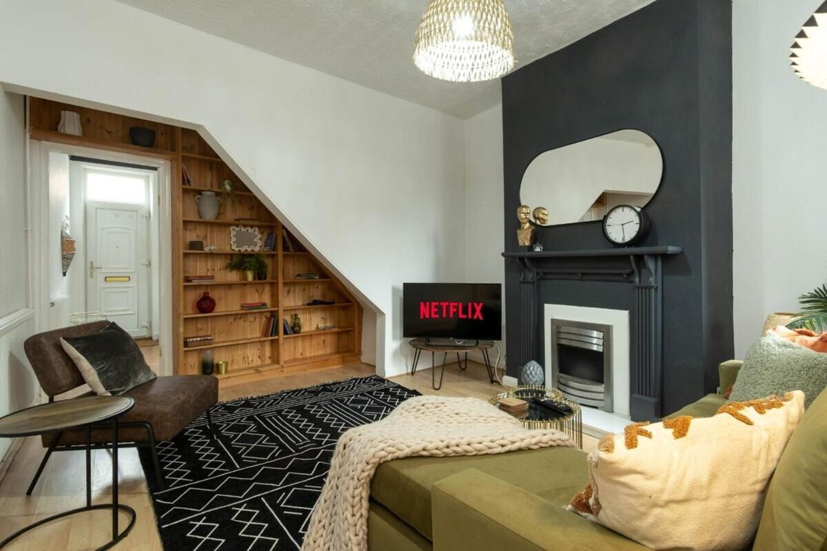 Apartment 2 Bedroom By Littlepiggyrentals Short Lets & Serviced With Wi-fi, Free Parking & Outdoor Area