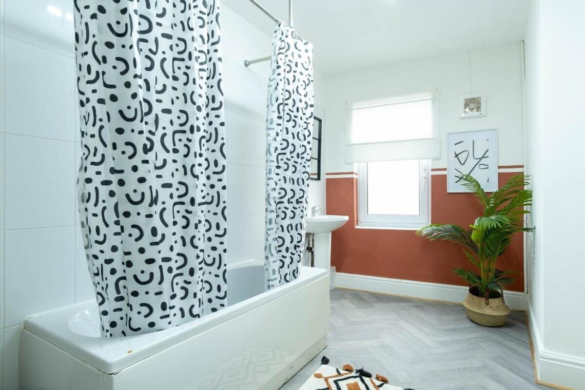 2 Bedroom By Littlepiggyrentals Short Lets & Serviced With Wi-fi, Free Parking & Outdoor Area Apartment *