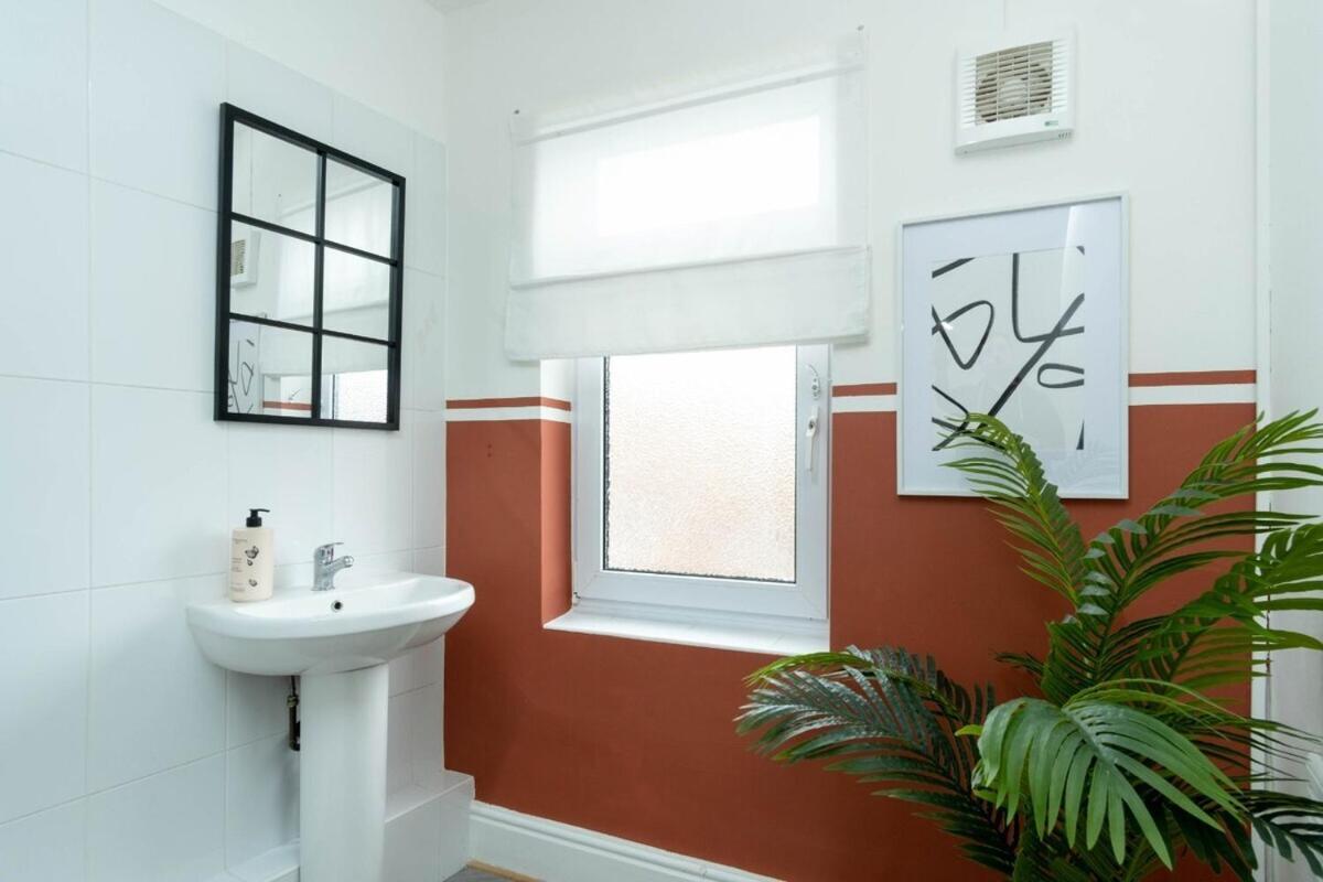 2 Bedroom By Littlepiggyrentals Short Lets & Serviced With Wi-fi, Free Parking & Outdoor Area Apartment Leicester