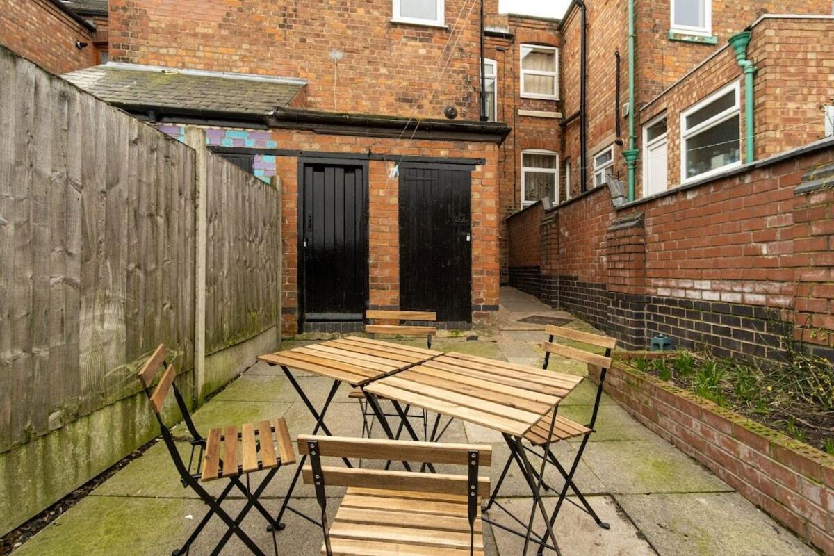 2 Bedroom By Littlepiggyrentals Short Lets & Serviced With Wi-fi, Free Parking & Outdoor Area *