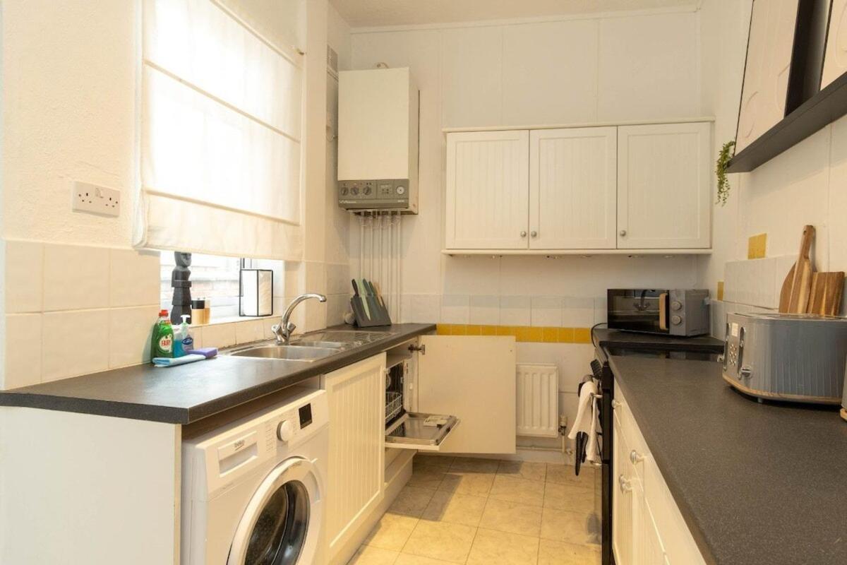 2 Bedroom By Littlepiggyrentals Short Lets & Serviced With Wi-fi, Free Parking & Outdoor Area * Leicester