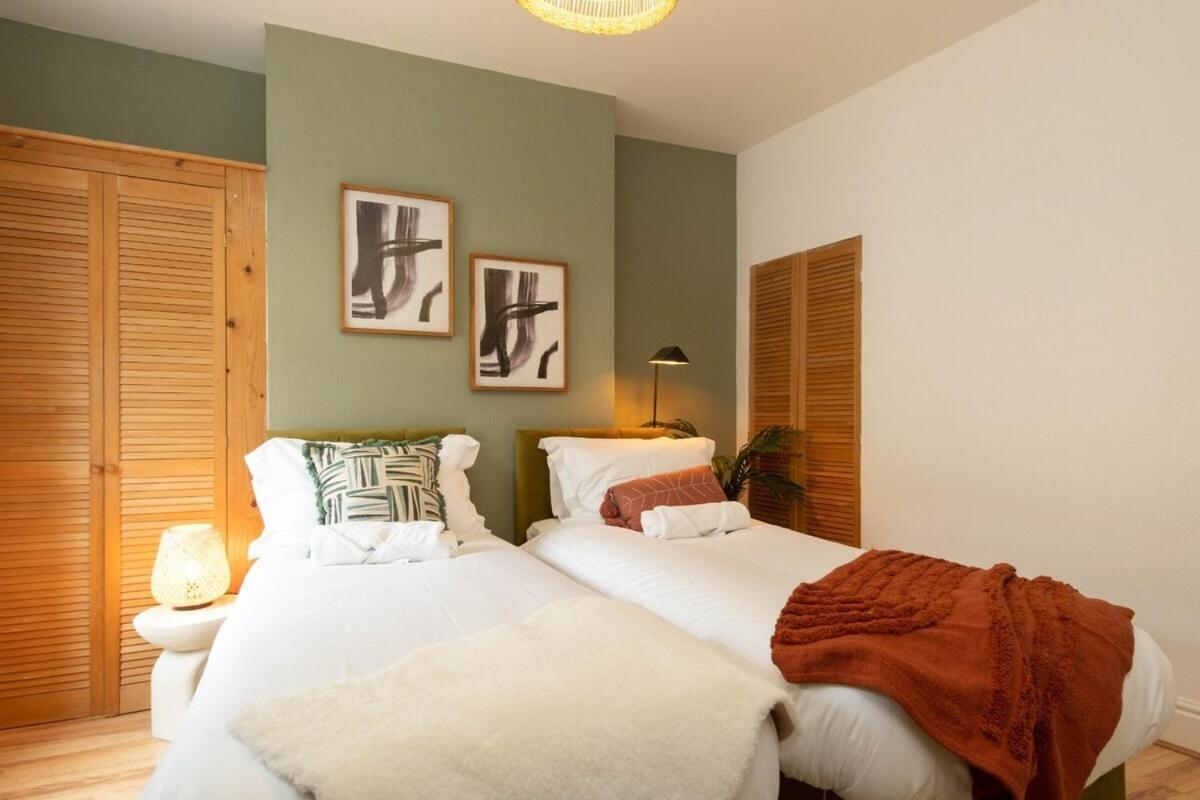 2 Bedroom By Littlepiggyrentals Short Lets & Serviced With Wi-fi, Free Parking & Outdoor Area Apartment