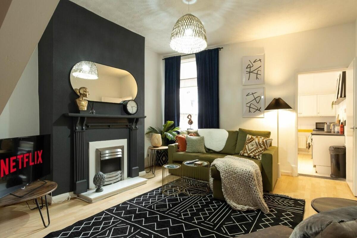 Apartment 2 Bedroom By Littlepiggyrentals Short Lets & Serviced With Wi-fi, Free Parking & Outdoor Area