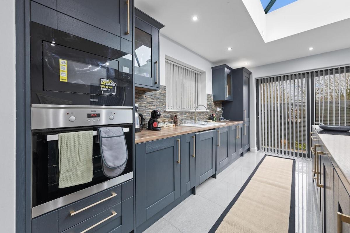 Large 4br House, Modern, Sleeps 10, M1&m69, Garden, Fast Wifi, Free Secure Parking, Long & Contractors Welcome Holiday home