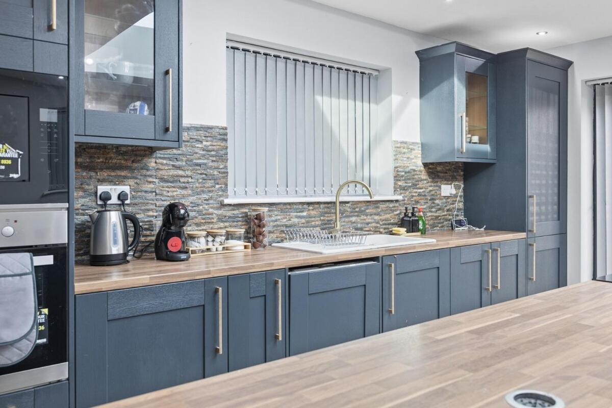 Large 4br House, Modern, Sleeps 10, M1&m69, Garden, Fast Wifi, Free Secure Parking, Long & Contractors Welcome *