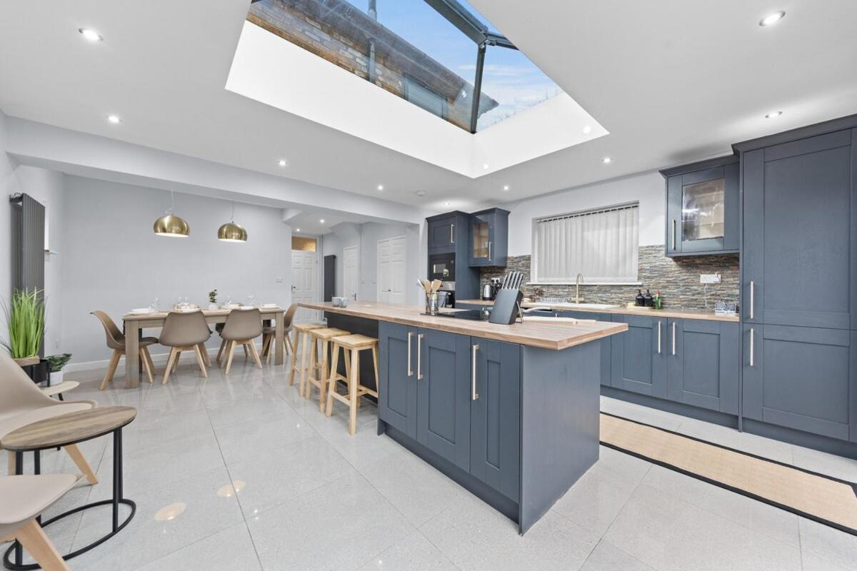 Holiday home Large 4br House, Modern, Sleeps 10, M1&m69, Garden, Fast Wifi, Free Secure Parking, Long & Contractors Welcome *