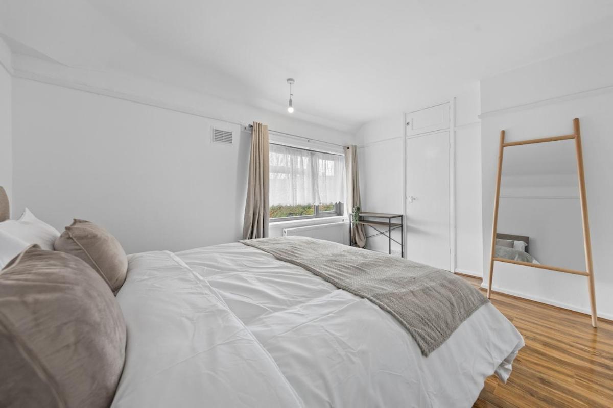 Holiday home Large 4br House, Modern, Sleeps 10, M1&m69, Garden, Fast Wifi, Free Secure Parking, Long & Contractors Welcome Leicester