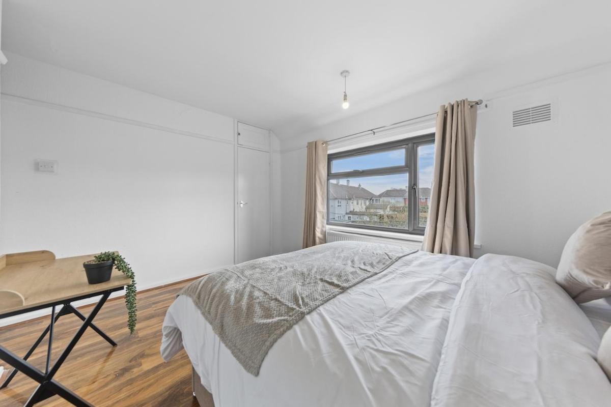 Large 4br House, Modern, Sleeps 10, M1&m69, Garden, Fast Wifi, Free Secure Parking, Long & Contractors Welcome Holiday home *