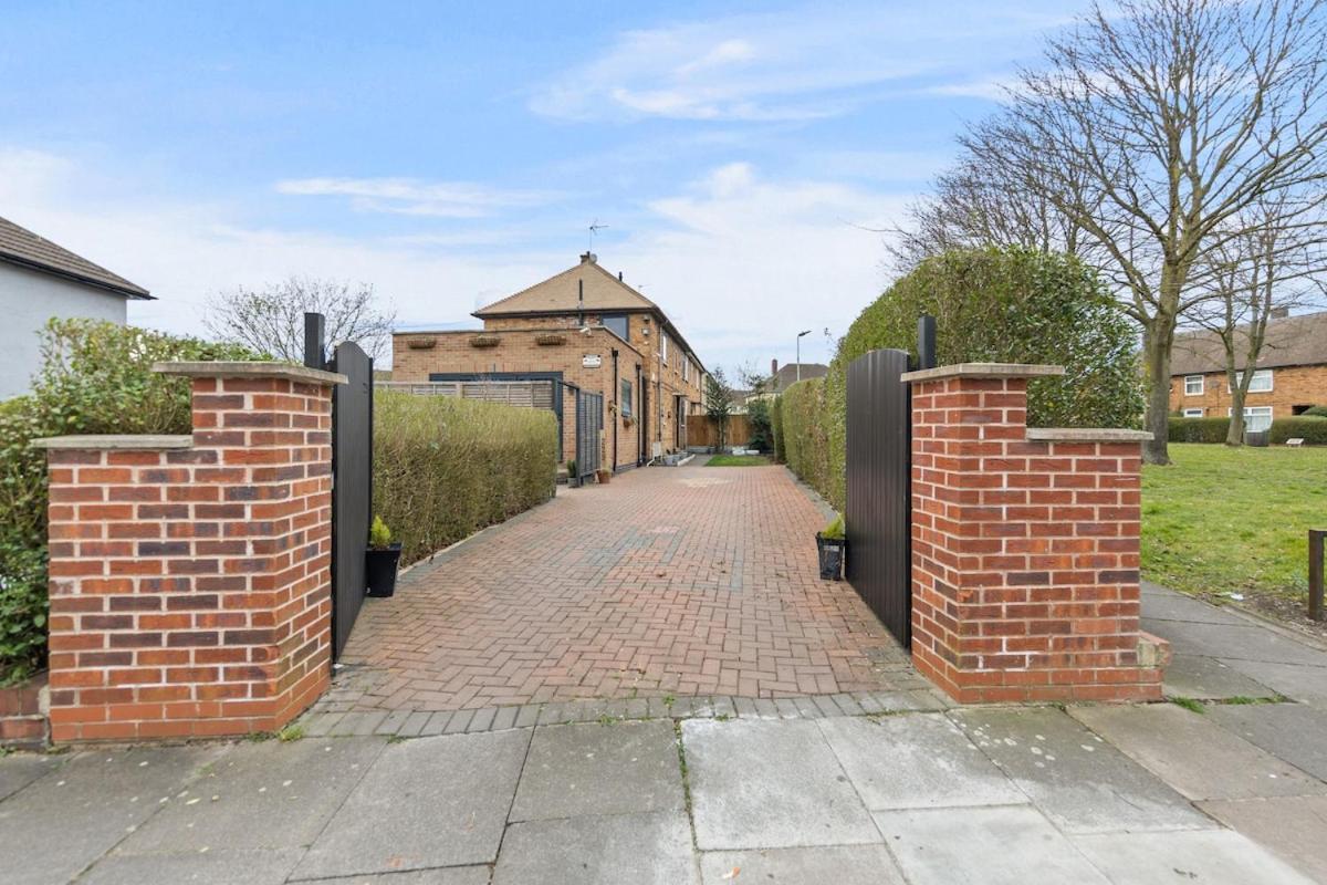 Large 4br House, Modern, Sleeps 10, M1&m69, Garden, Fast Wifi, Free Secure Parking, Long & Contractors Welcome Leicester