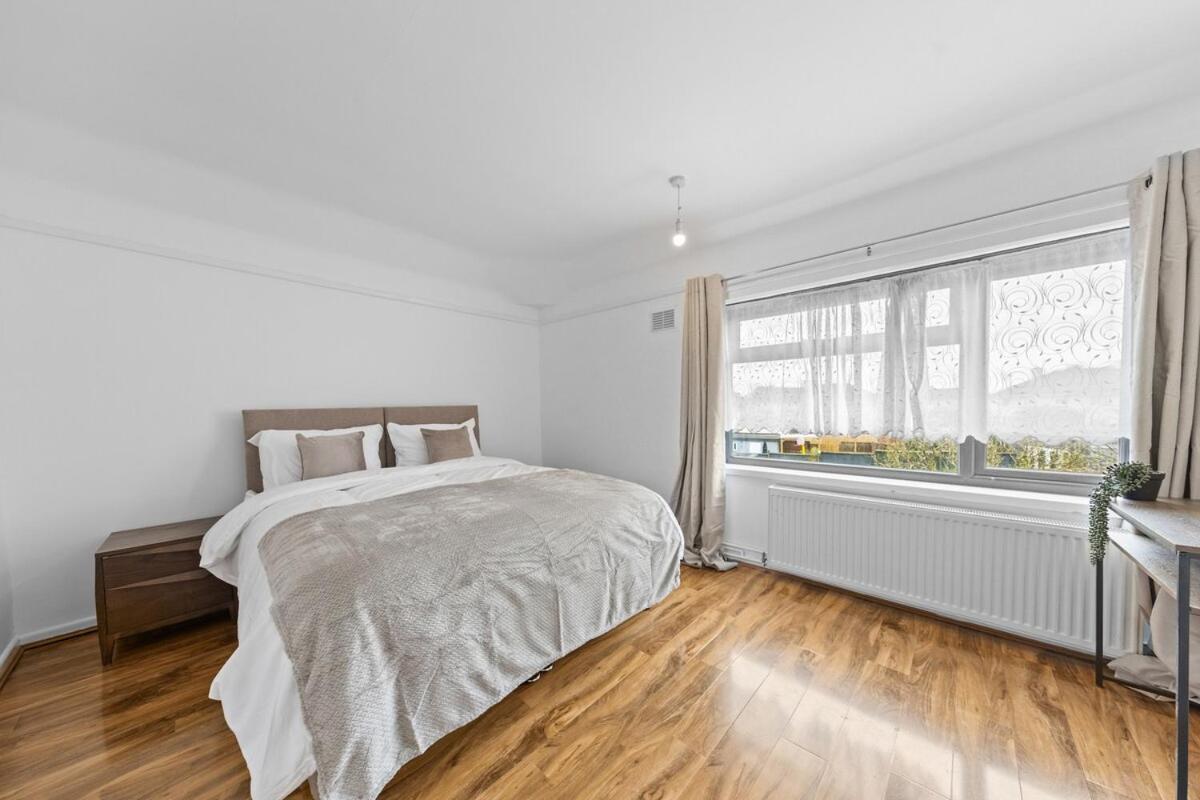 Large 4br House, Modern, Sleeps 10, M1&m69, Garden, Fast Wifi, Free Secure Parking, Long & Contractors Welcome Holiday home *