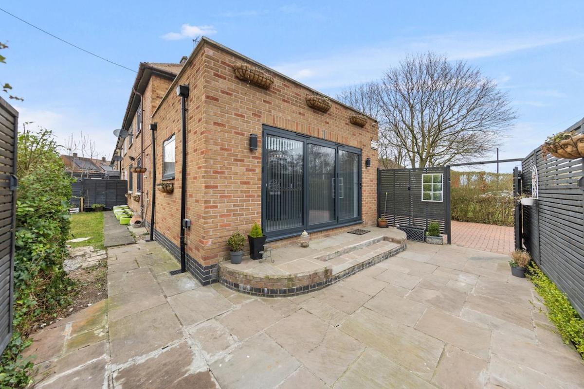 Large 4br House, Modern, Sleeps 10, M1&m69, Garden, Fast Wifi, Free Secure Parking, Long & Contractors Welcome Holiday home Leicester