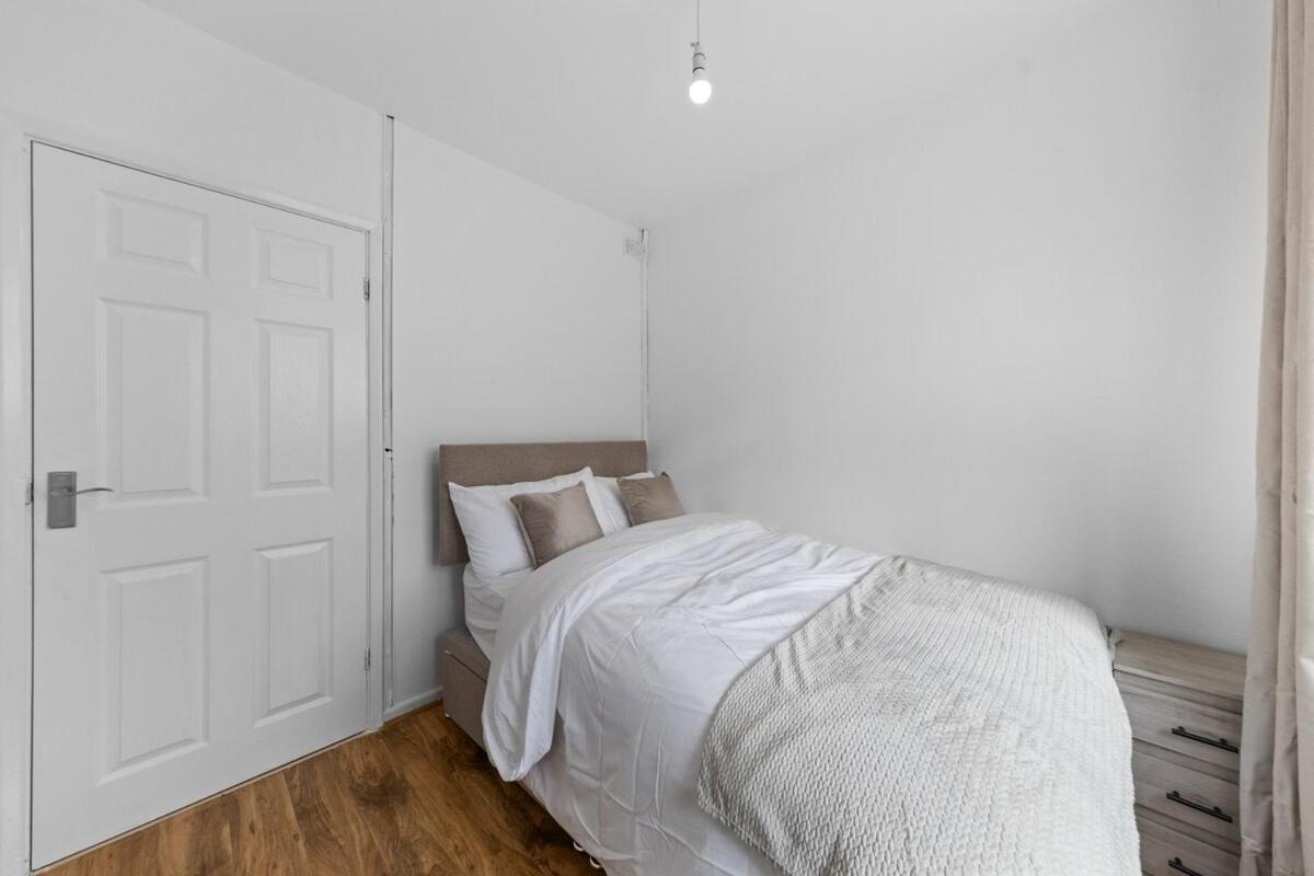 Large 4br House, Modern, Sleeps 10, M1&m69, Garden, Fast Wifi, Free Secure Parking, Long & Contractors Welcome Leicester