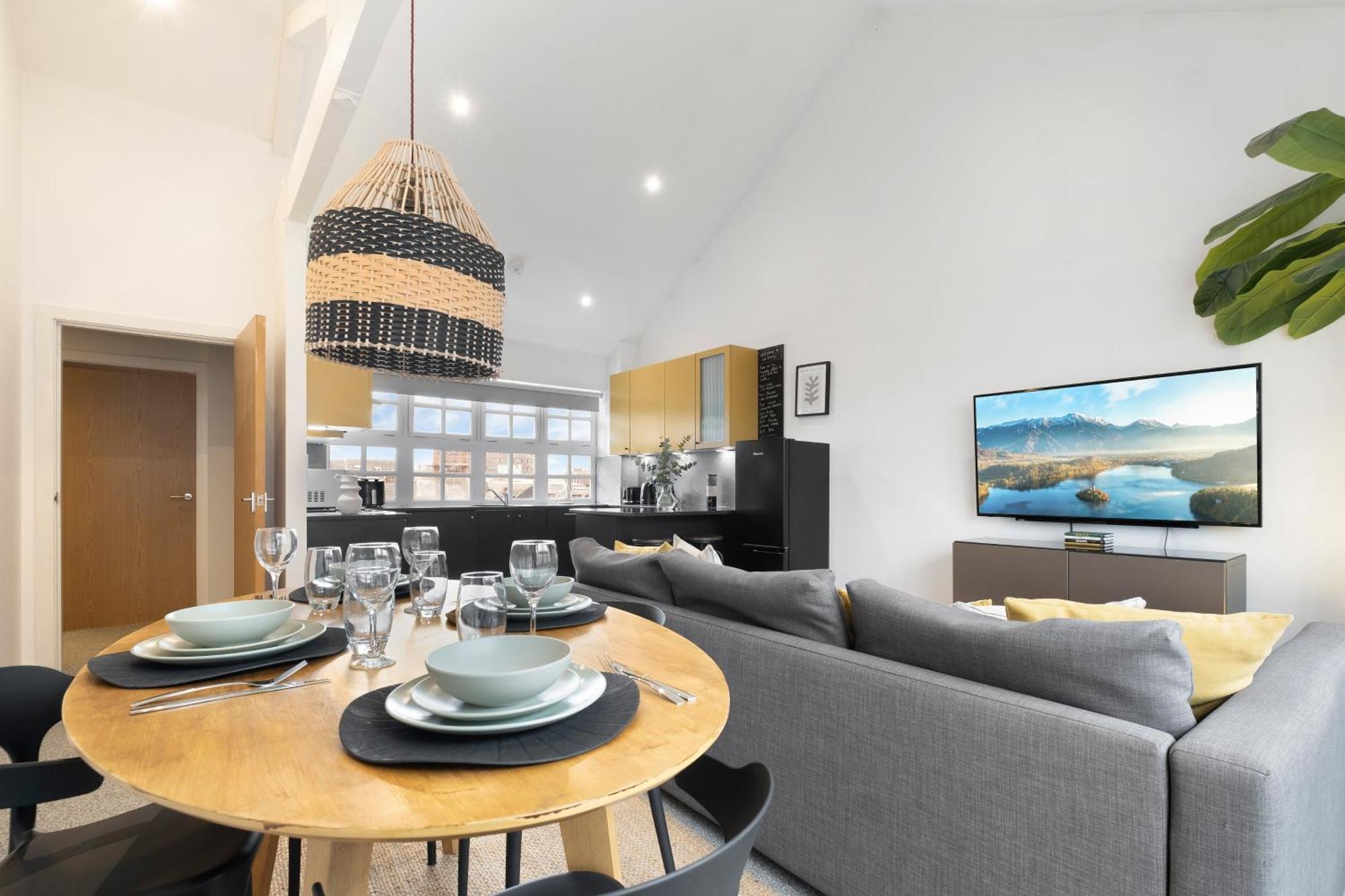 The Palm- Centre 2 Bed, Sleeps 7, Netflix Apartment