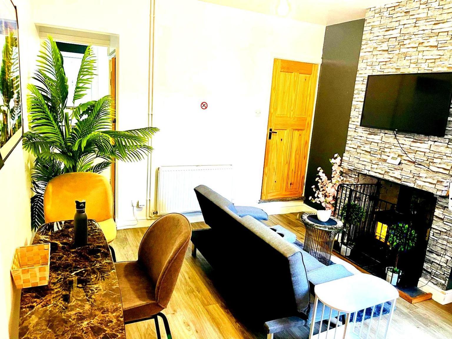 Cozy And Stylish 2 Bedroom Apartment *