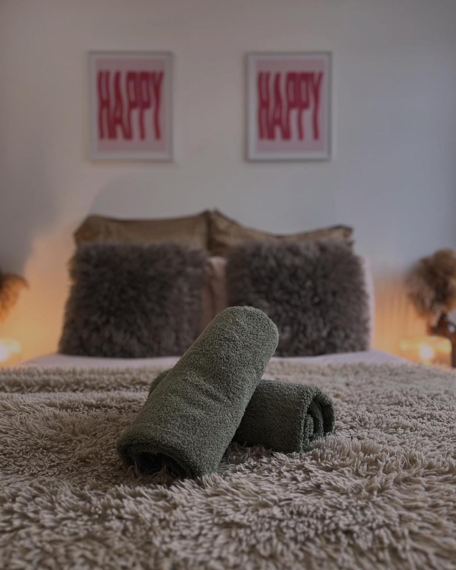 Groovy Central King Suite - Free Gym!
