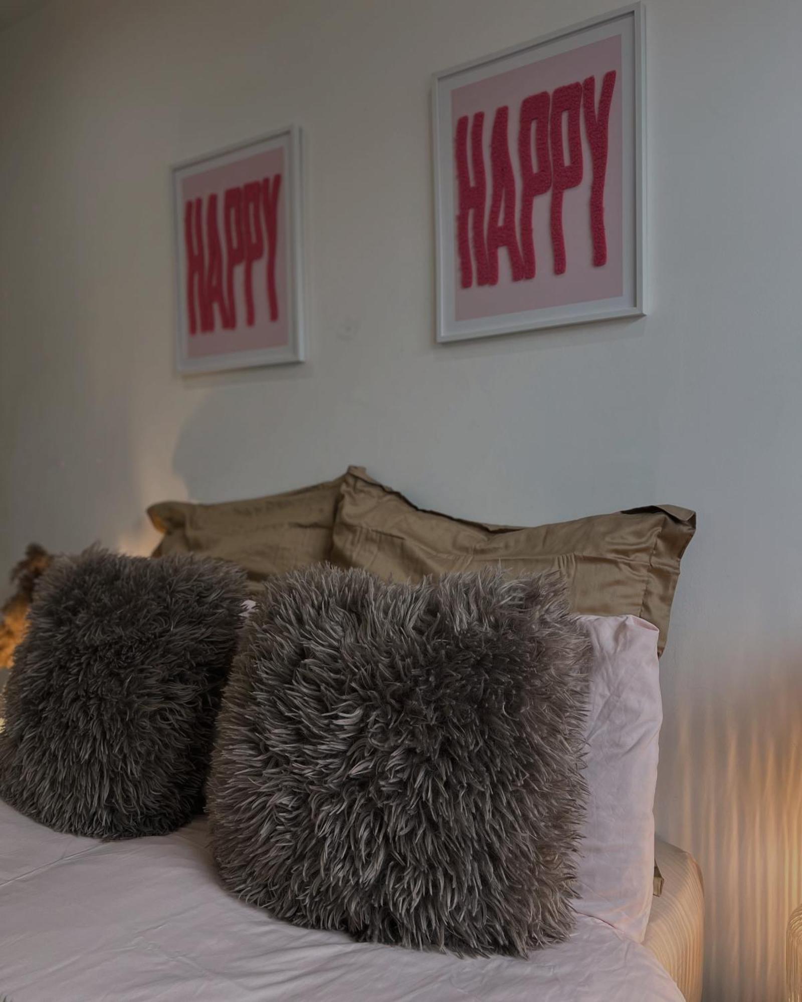 Groovy Central King Suite - Free Gym! Apartment *