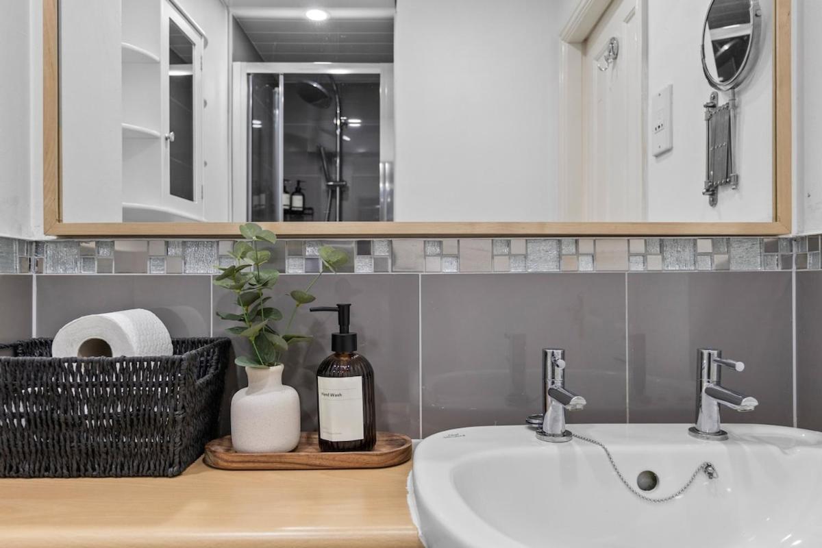 Spacious 3br Home, Sleeps 8, Free Parking, Fast Wifi, Long & Contractors Welcome Holiday home Leicester