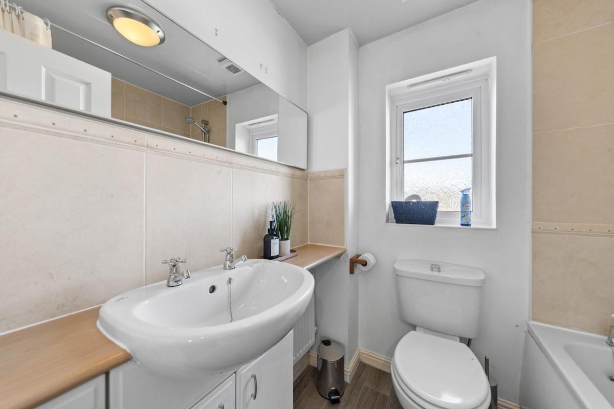 Spacious 3br Home, Sleeps 8, Free Parking, Fast Wifi, Long & Contractors Welcome * Leicester