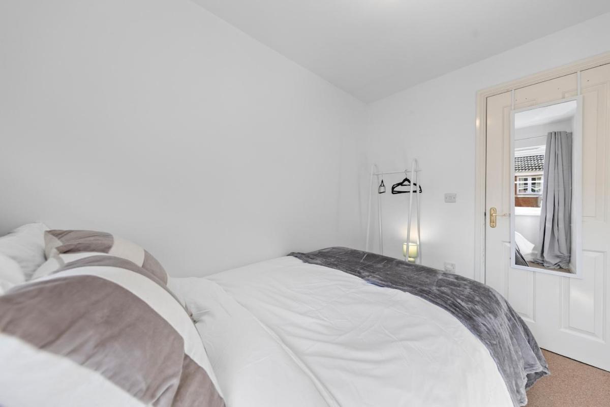 Holiday home Spacious 3br Home, Sleeps 8, Free Parking, Fast Wifi, Long & Contractors Welcome