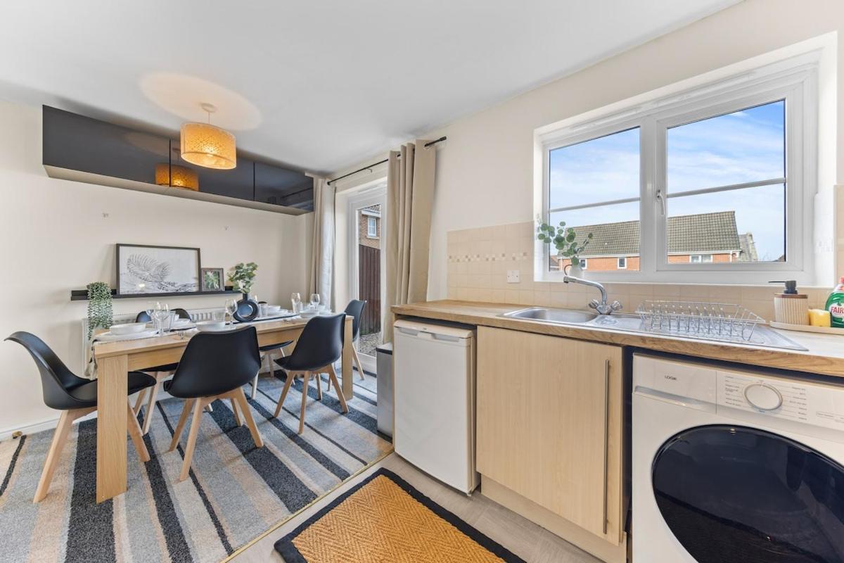 Spacious 3br Home, Sleeps 8, Free Parking, Fast Wifi, Long & Contractors Welcome * Leicester