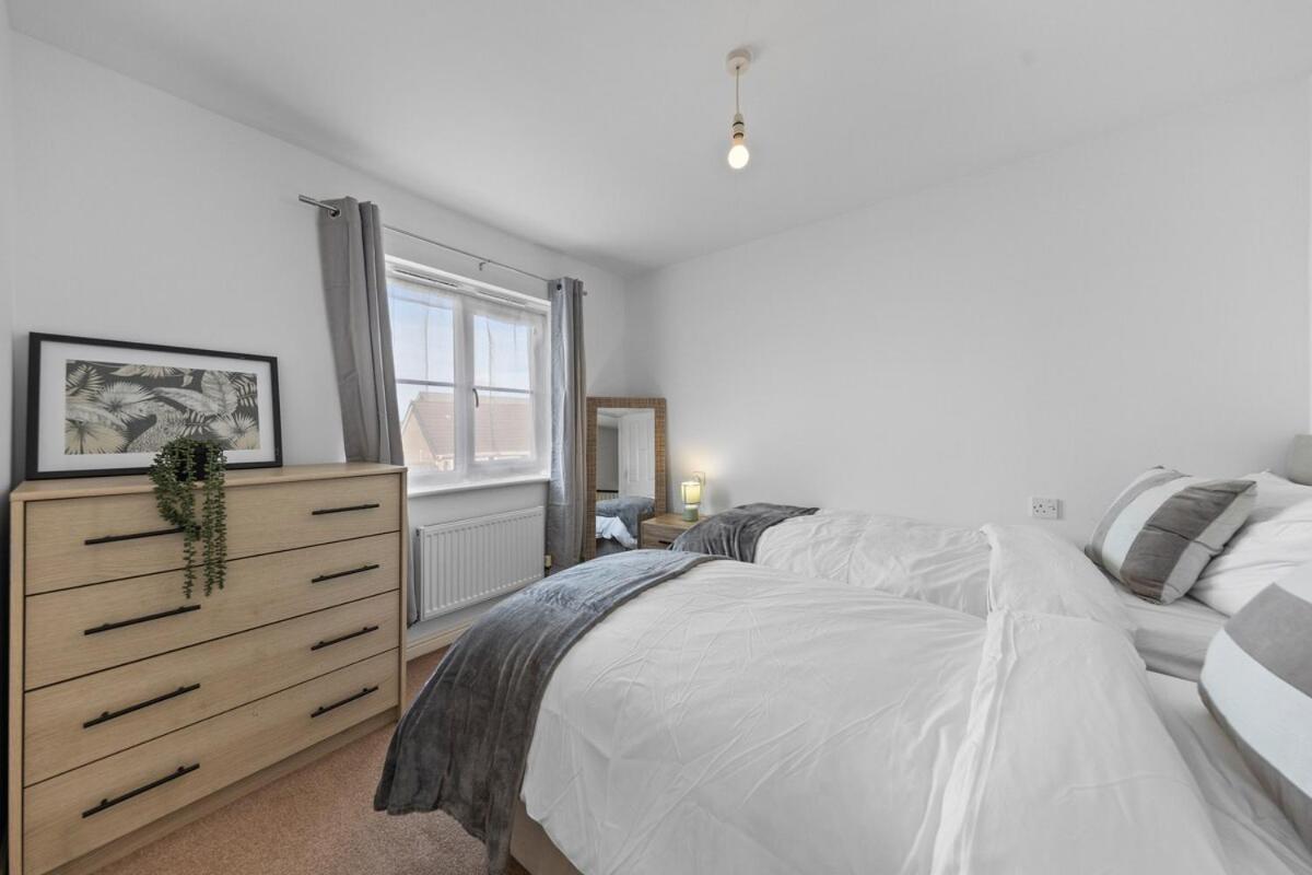 Spacious 3br Home, Sleeps 8, Free Parking, Fast Wifi, Long & Contractors Welcome *