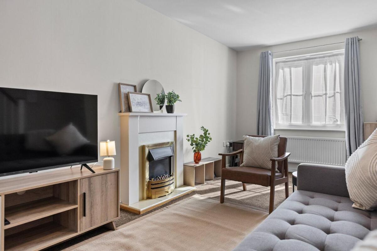 Holiday home Spacious 3br Home, Sleeps 8, Free Parking, Fast Wifi, Long & Contractors Welcome *