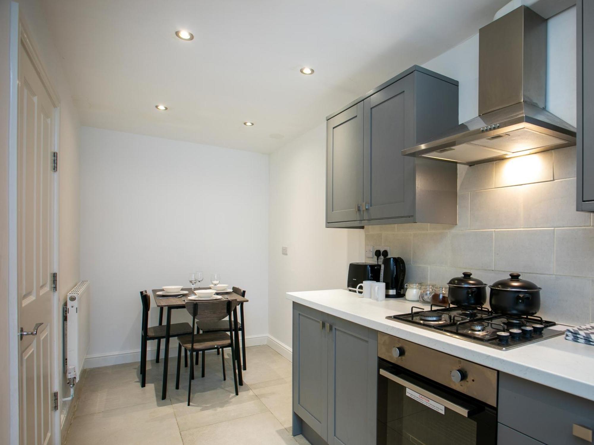 5 Bed House, Sleeps 9, Separate, Driveway, Close To Holiday home Leicester