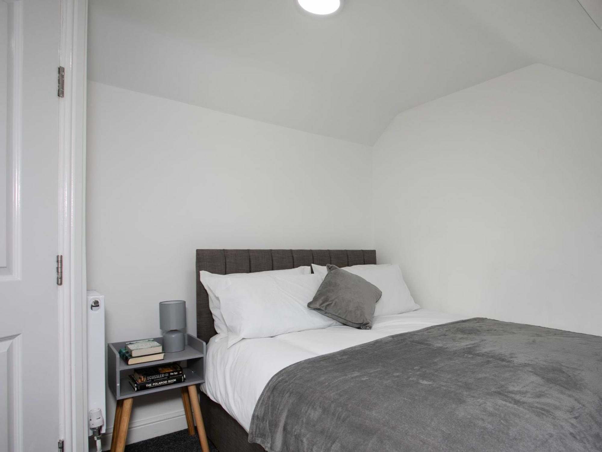 Holiday home 5 Bed House, Sleeps 9, Separate, Driveway, Close To