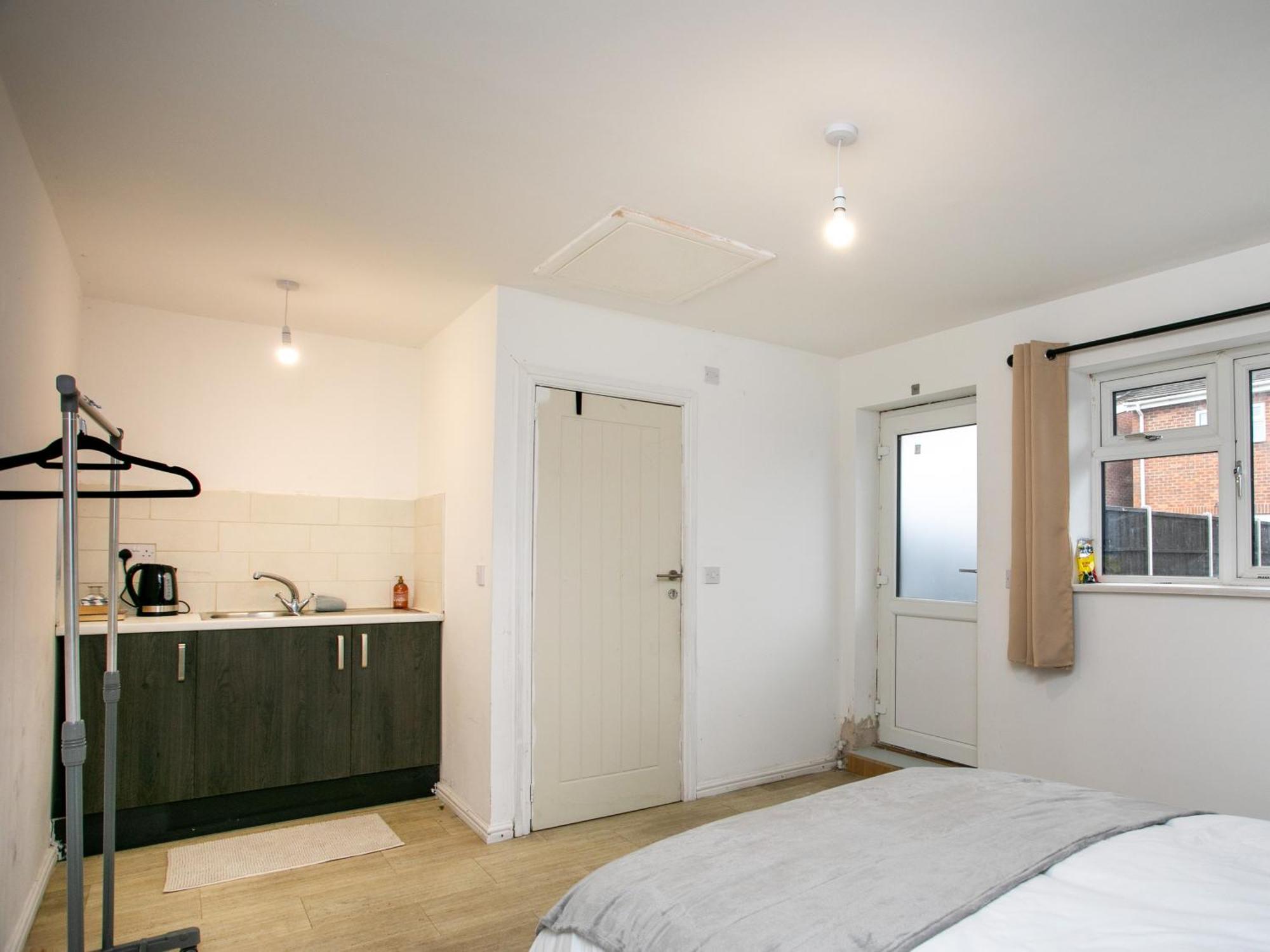 Holiday home 5 Bed House, Sleeps 9, Separate, Driveway, Close To *