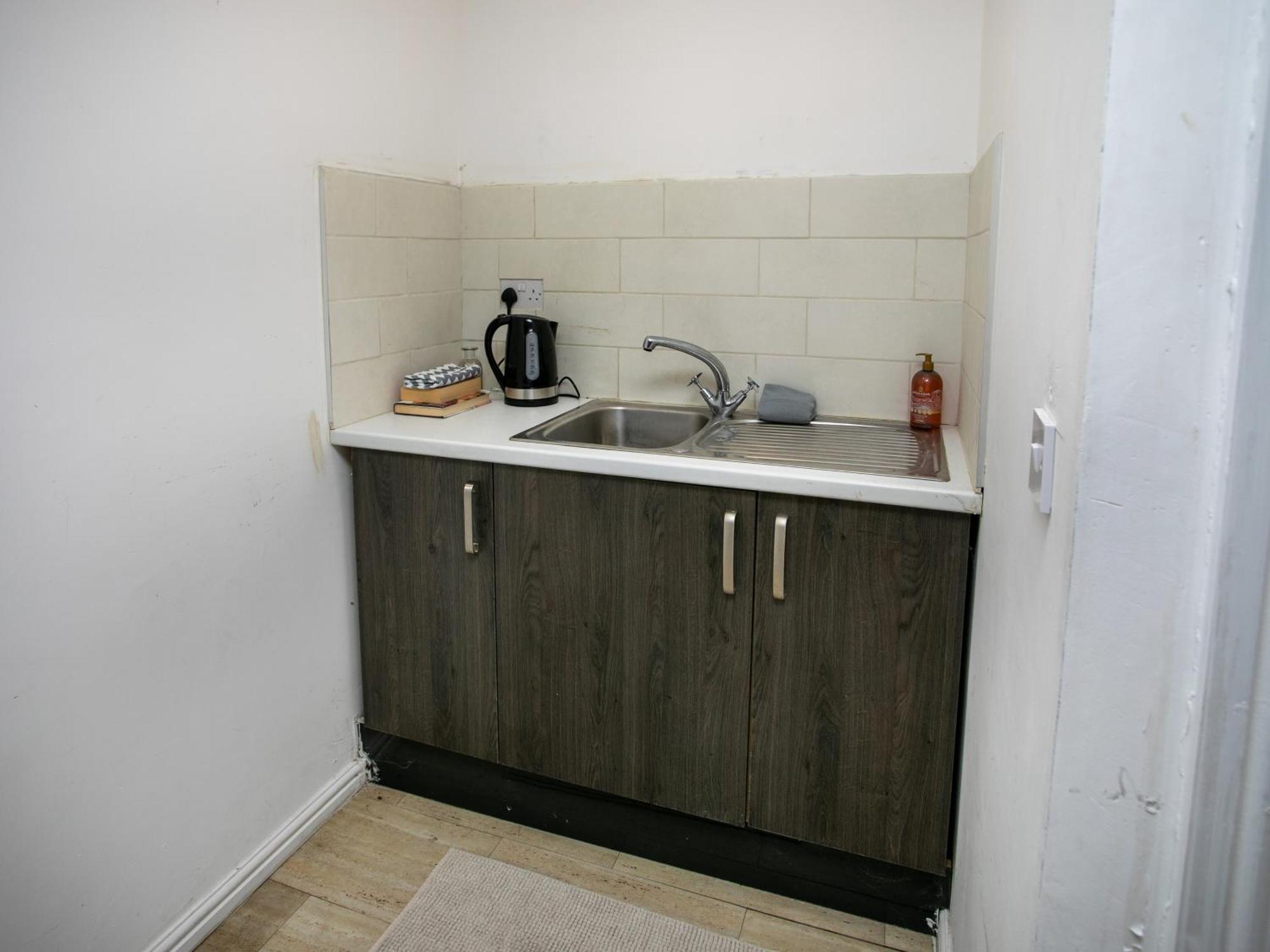 5 Bed House, Sleeps 9, Separate, Driveway, Close To Holiday home Leicester