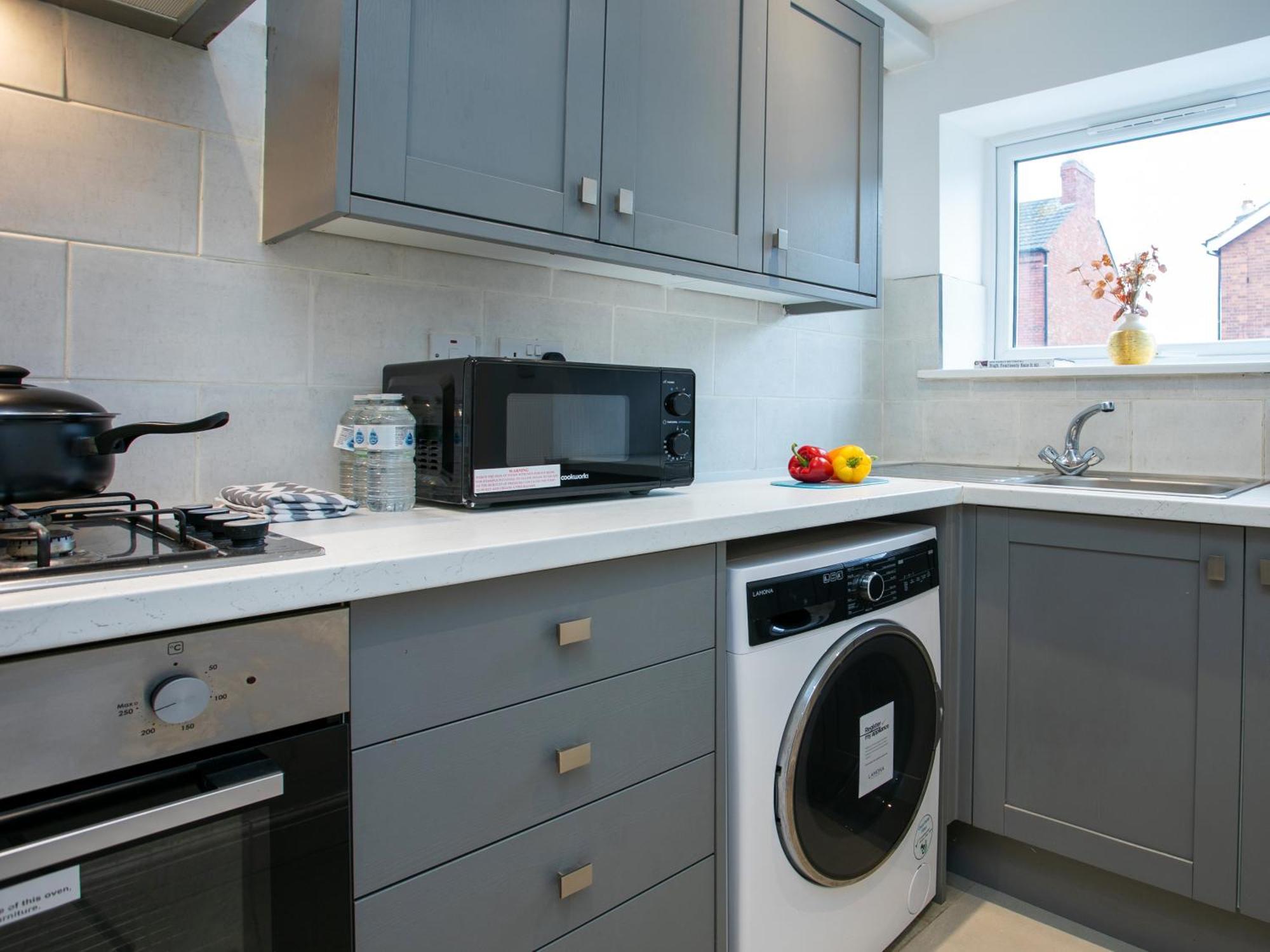 5 Bed House, Sleeps 9, Separate, Driveway, Close To *