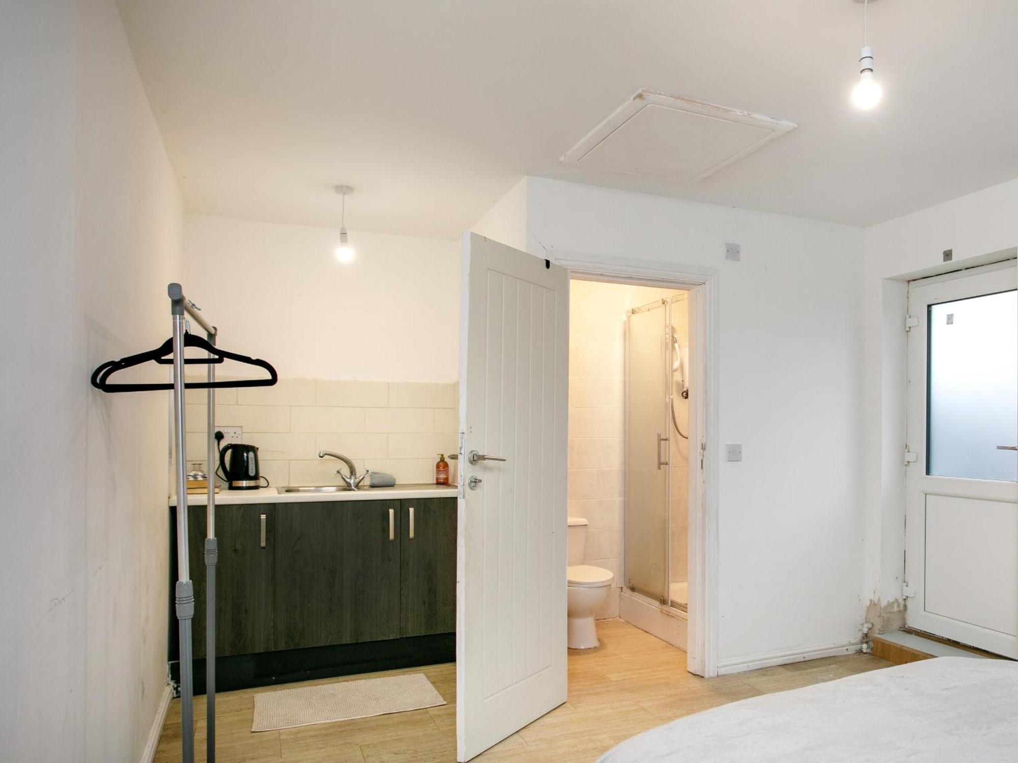 5 Bed House, Sleeps 9, Separate, Driveway, Close To *