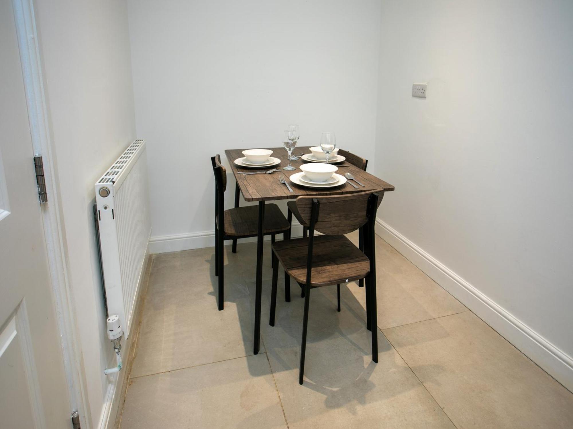 5 Bed House, Sleeps 9, Separate, Driveway, Close To