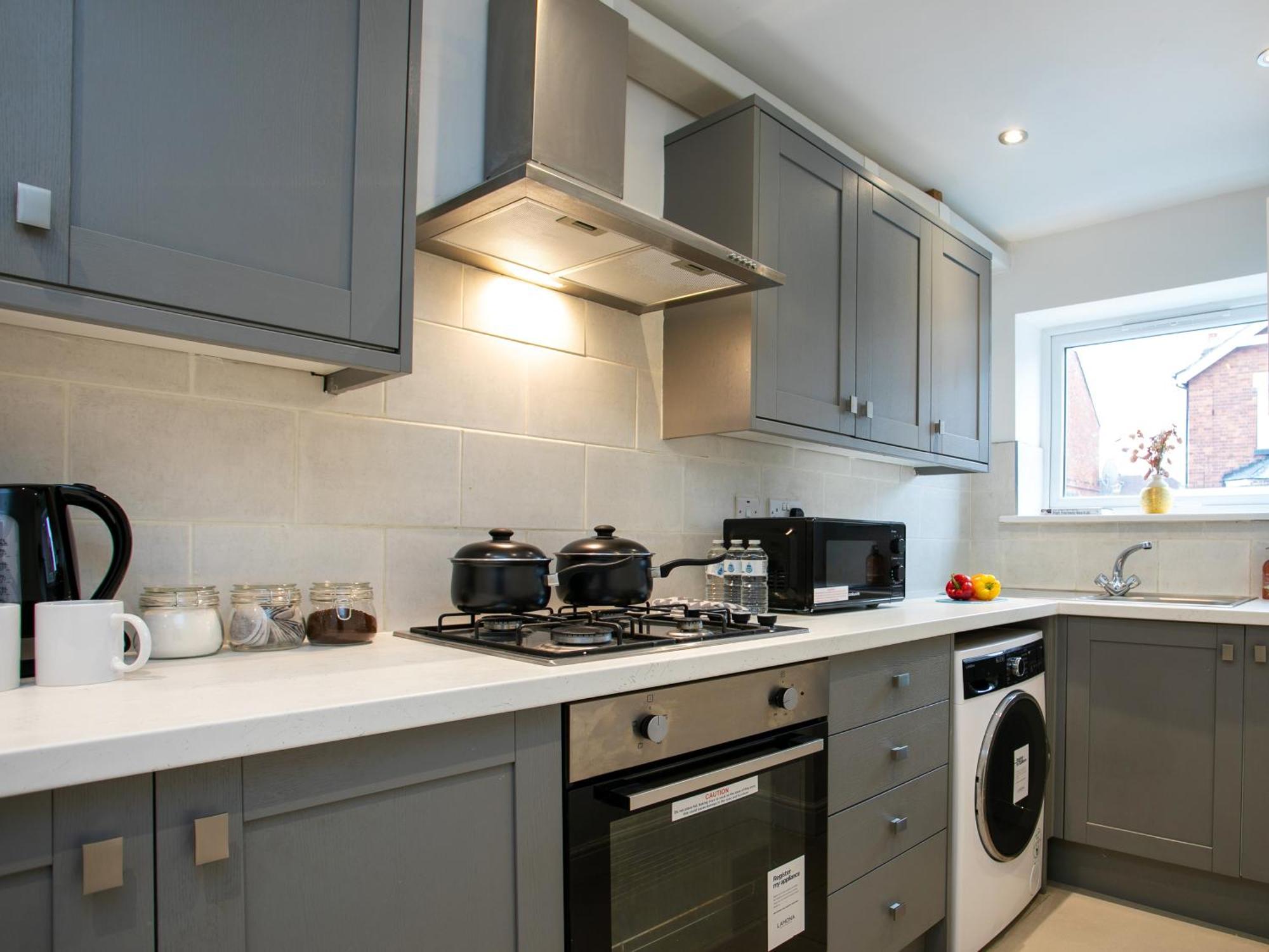 5 Bed House, Sleeps 9, Separate, Driveway, Close To Holiday home